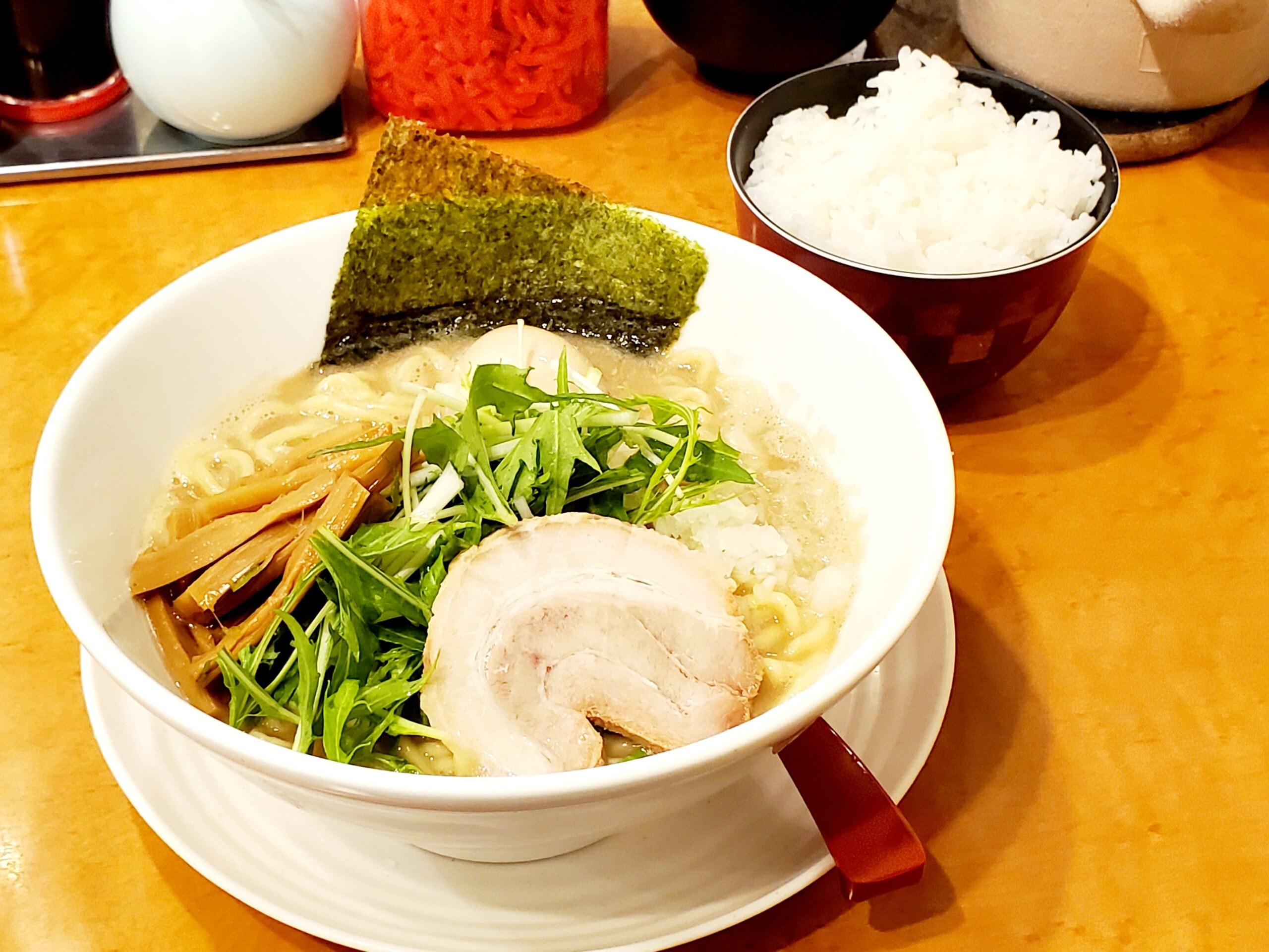 『つけ麺 中華そば 節 本八幡店』水菜や刻み玉ねぎが印象的な豚骨ベースの「節そば」